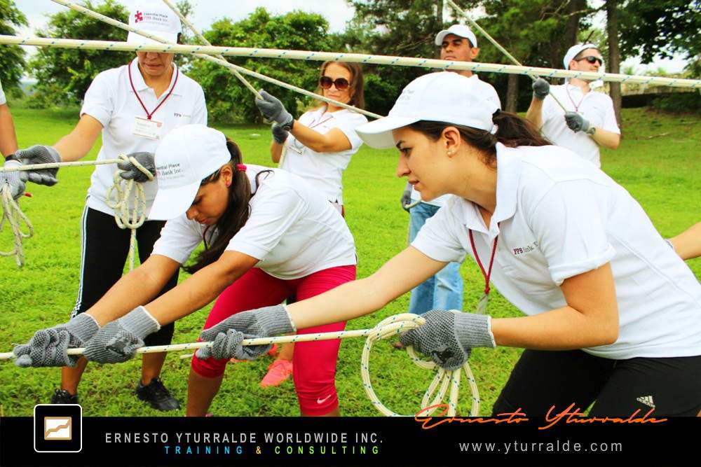 Celebración de Logros Colectivos | Team Building Guatemala con Cuerdas Bajas